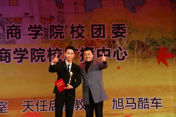 巩义电视台著名主持人吴晶阔为冠军梁志祥颁奖.jpg 巩义电视台著名主持人吴晶阔为冠军梁志祥颁奖.jpg