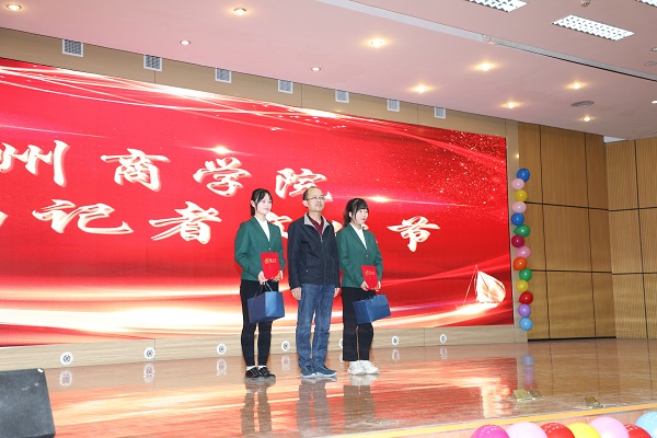 巩义市新闻中心副主任赵剑锋为荣获“发现故乡”一等奖的同学颁奖.JPG 巩义市新闻中心副主任赵剑锋为荣获“发现故乡”一等奖的同学颁奖.JPG