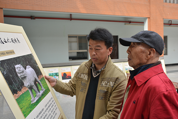 马锋主任向创办人介绍宋陵石狮.jpg