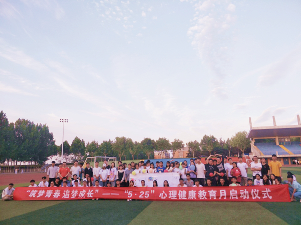 学生代表合影留念_副本.jpg 学生代表合影留念_副本.jpg