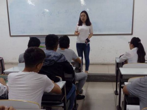 辅导员带领老生学习《学生手册》