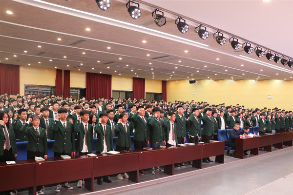 全体起立宣誓_副本.jpg 全体起立宣誓_副本.jpg