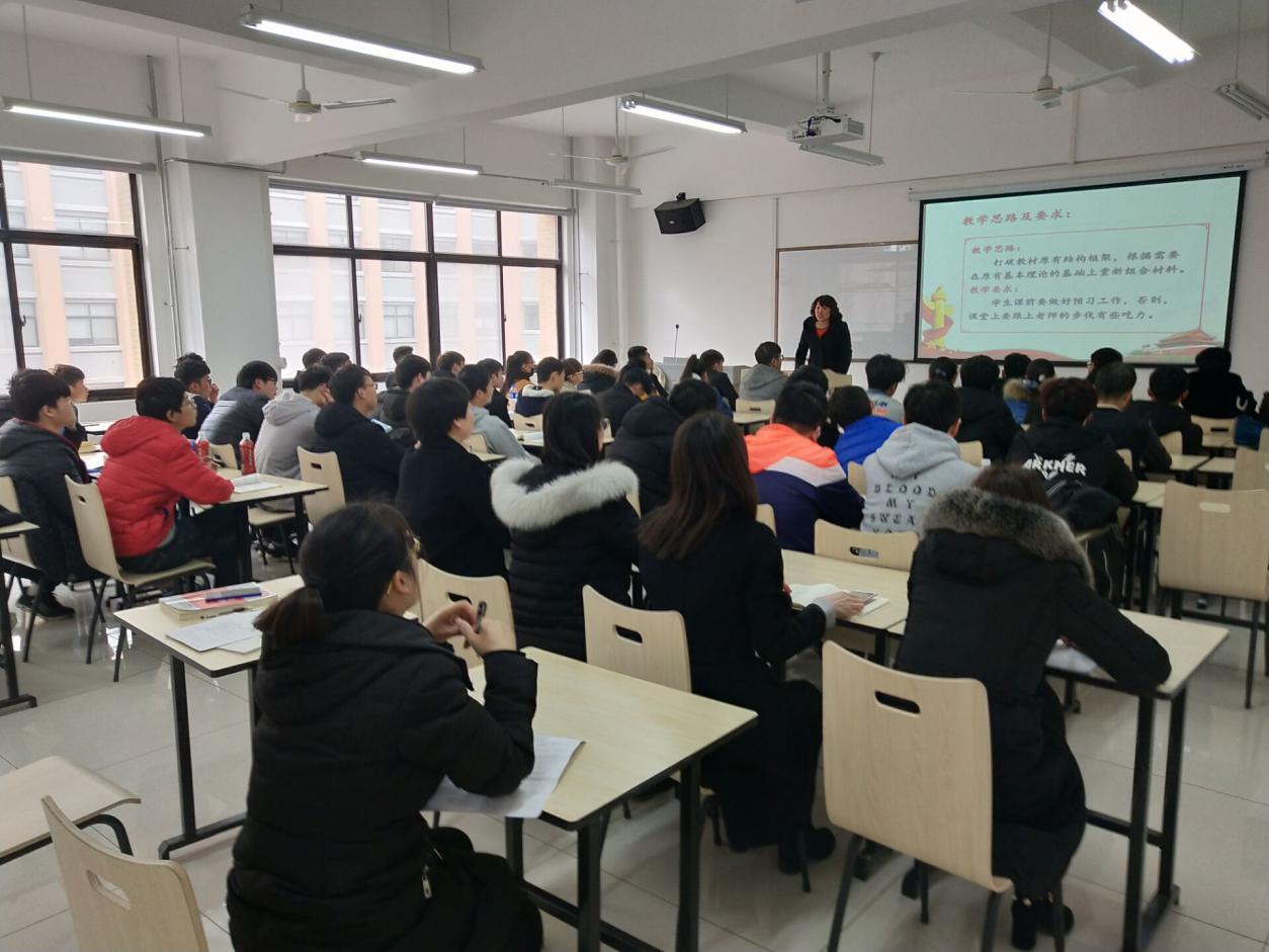 靳翠梅老师讲授《思想道德修养与法律基础》课现场.jpg 靳翠梅老师讲授《思想道德修养与法律基础》课现场.jpg