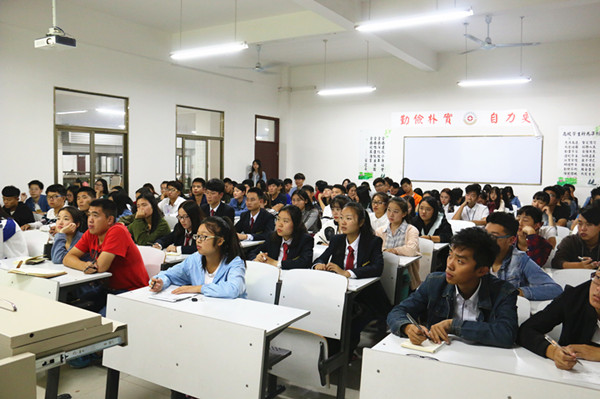 同学们认真聆听党课.jpg
