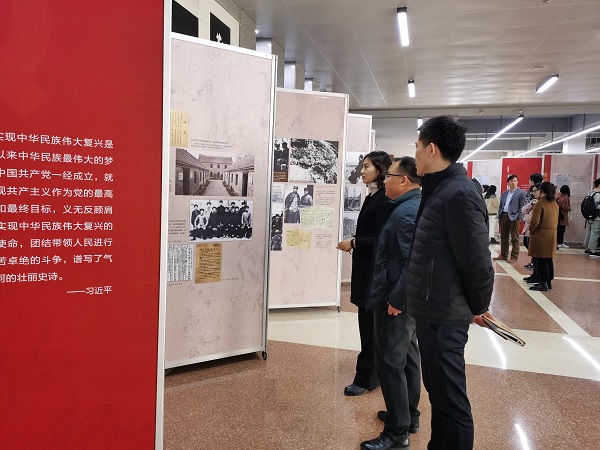 参观展览 - 副本.jpg 参观展览 - 副本.jpg
