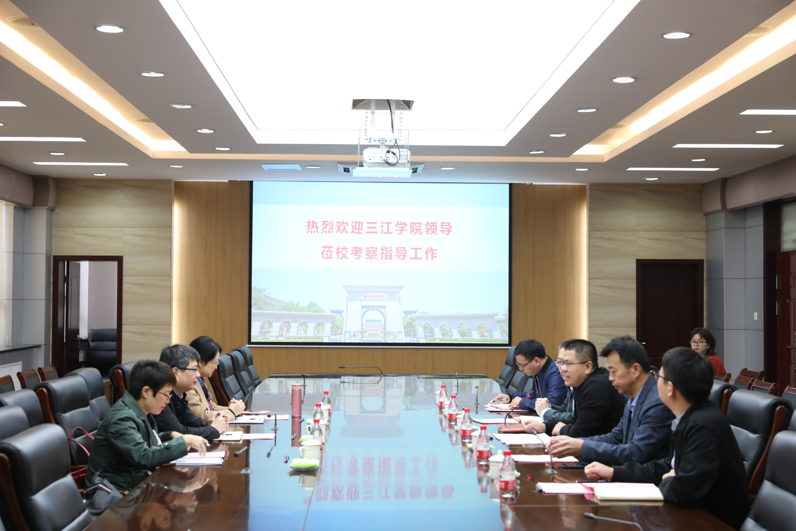 2交流现场.JPG 2交流现场.JPG