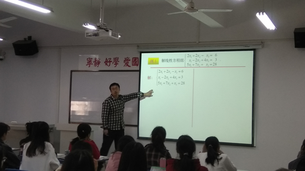 图1 宫玉荣老师教师公开课现场_副本.jpg 图1 宫玉荣老师教师公开课现场_副本.jpg