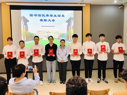 张晓燕科长颁发荣誉证书.JPG 张晓燕科长颁发荣誉证书.JPG