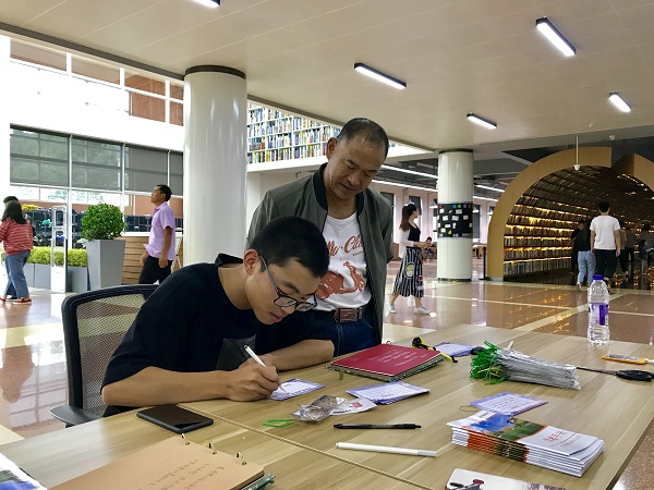 新生写下留言.jpg 新生写下留言.jpg