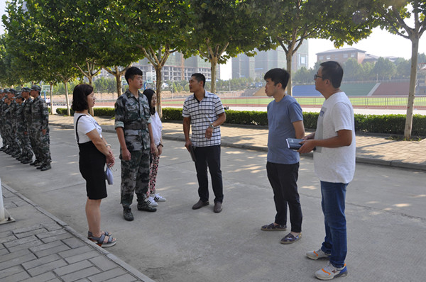 与教官深入交流.jpg