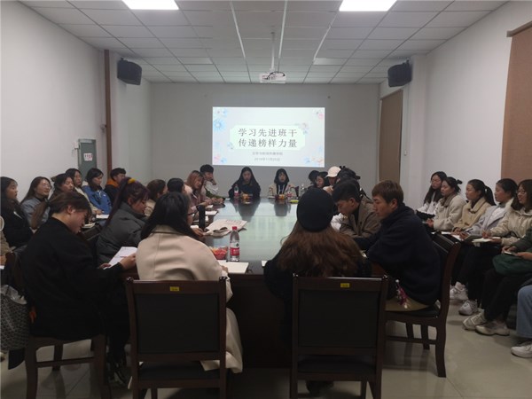 学习优秀班干交流会.jpg 学习优秀班干交流会.jpg