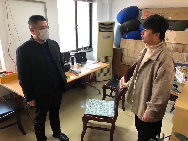 裴晓涛副书记与董志超同学亲切交流.jpg 裴晓涛副书记与董志超同学亲切交流.jpg