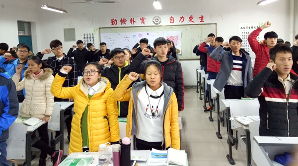 16计科2班学生宣誓“生命的誓言”