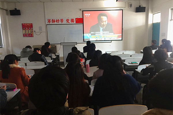 观看《中共十八届六中全会新闻发布会》视频.jpg