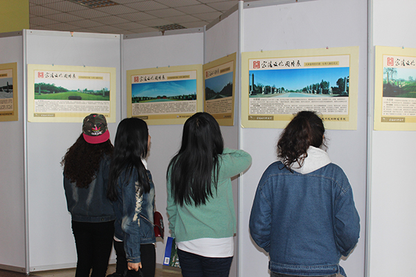 广大师生参观图片展.jpg