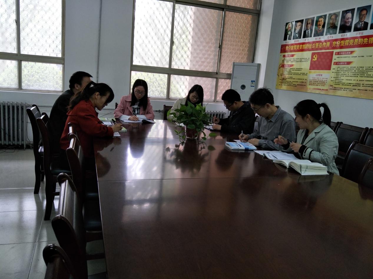 青年教师“微课”小组活动现场.jpg 青年教师“微课”小组活动现场.jpg