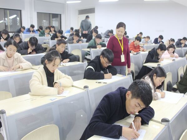 翟书记.jpg 翟书记.jpg