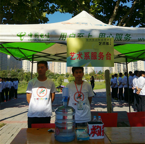 党员服务台和党员代表.jpg