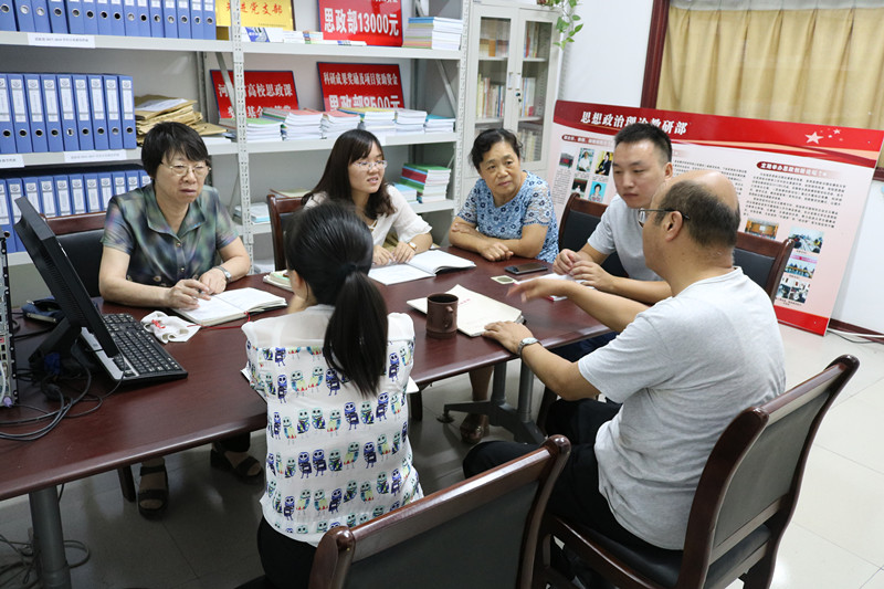 原理组集体研讨_副本.jpg 原理组集体研讨_副本.jpg