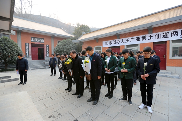 02-全体师生默哀.JPG