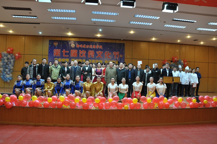 图3 精彩的文艺表演