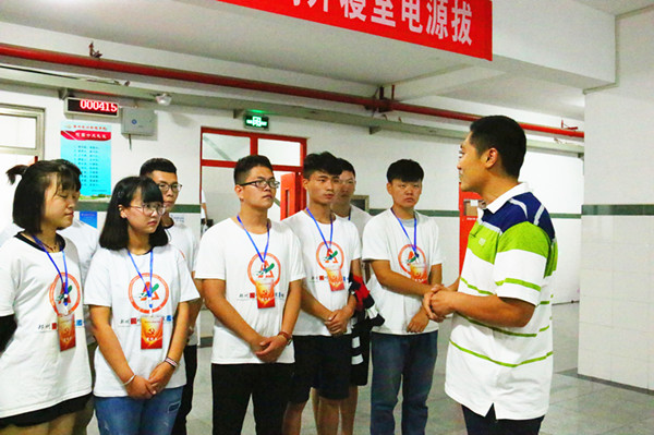 “两学一做”践行从点滴做起深入宿舍.jpg