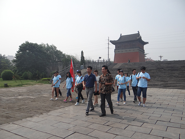 皇陵管理张主任带领师生调研.jpg