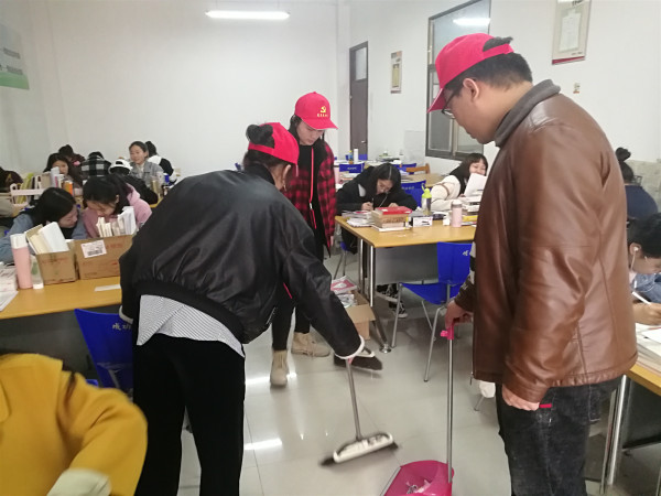 党员干部打扫卫生1.jpg 党员干部打扫卫生1.jpg