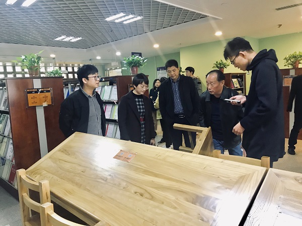 参观阅览室.jpg 参观阅览室.jpg