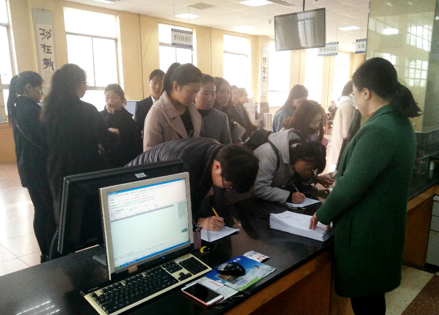 讲座报名现场.jpg