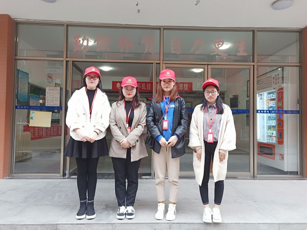 党员检查女生宿舍2.jpg 党员检查女生宿舍2.jpg
