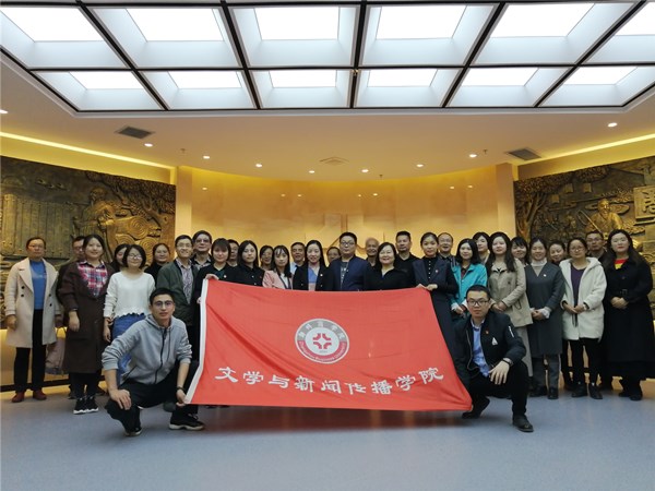 参观校史馆2.jpg 参观校史馆2.jpg
