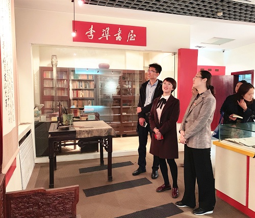 参观特色馆藏室.jpg 参观特色馆藏室.jpg