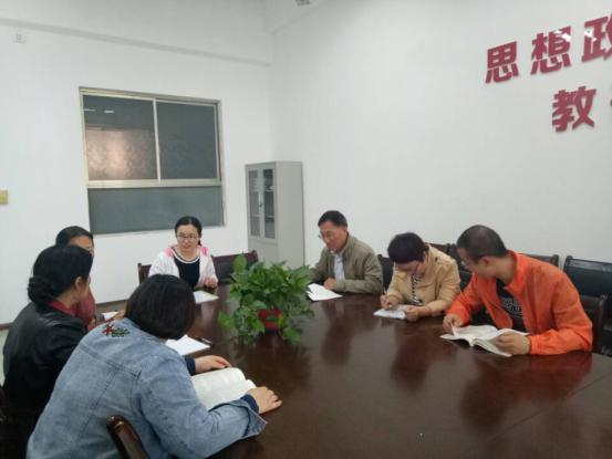 筹备组教师共同讨论“名师示范课堂”.jpg 筹备组教师共同讨论“名师示范课堂”.jpg