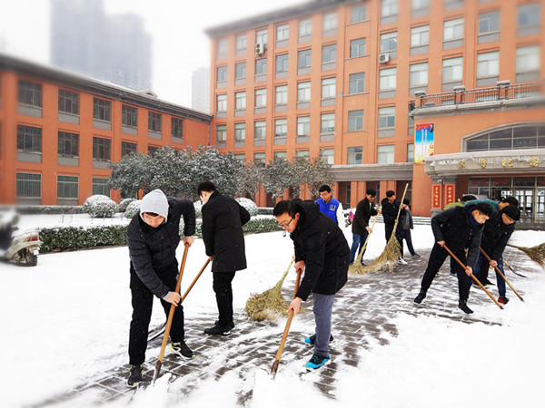 艺术系辅导员和学生会同学们扫除积雪._副本.jpg