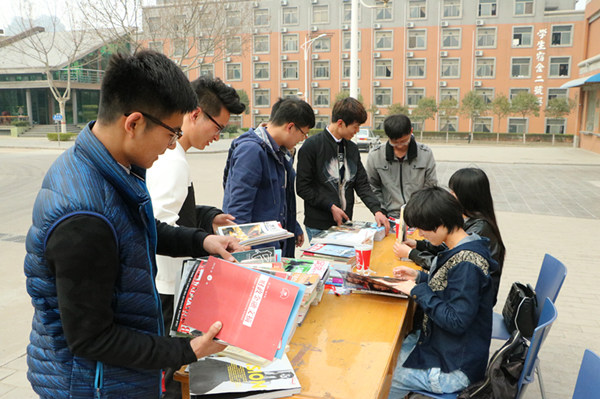 2图三:志愿者整理募得图书_副本.jpg