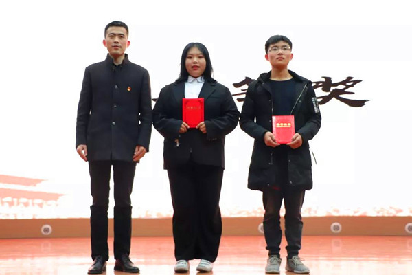 外语学院党总支书记王克志为二等奖获得者颁奖.jpg 外语学院党总支书记王克志为二等奖获得者颁奖.jpg