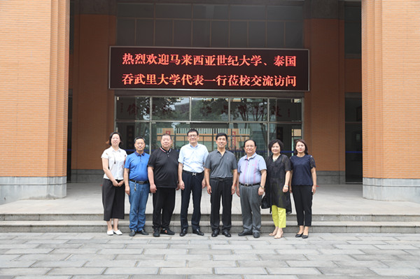 威尼斯官网领导与贵宾合影留念.jpg 威尼斯官网领导与贵宾合影留念.jpg