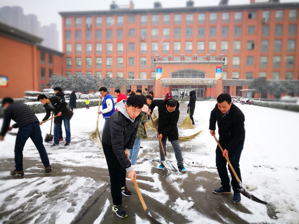 艺术系辅导员和学生会同学们扫除积雪.jpg