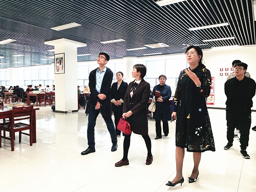 参观王城校区图书馆.jpg 参观王城校区图书馆.jpg