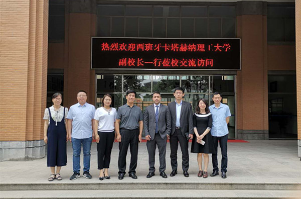 行政楼门前合影.jpg 行政楼门前合影.jpg