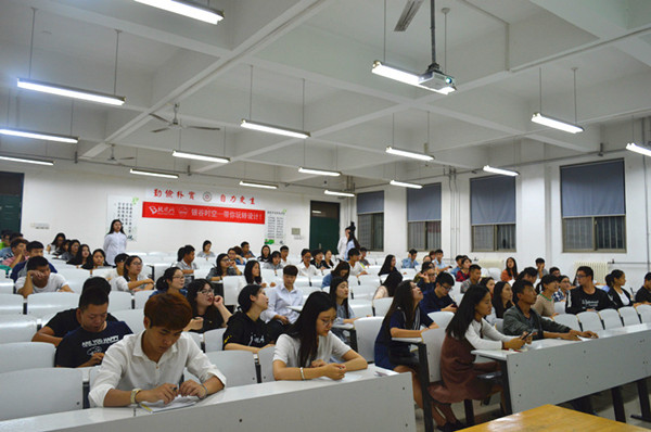 艺术系《学生手册》考试现场.jpg