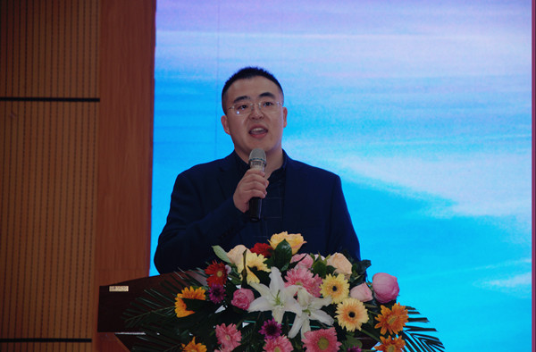 企业代表郑州科华电器总经理李振东发言_副本.jpg 企业代表郑州科华电器总经理李振东发言_副本.jpg