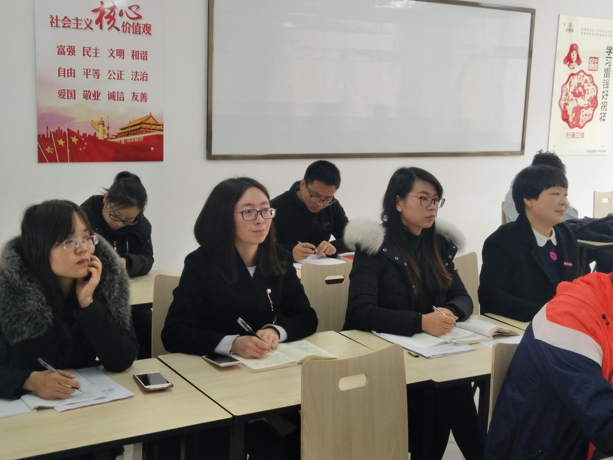思政部主任及5位新聘青年教师认真学习聆听.jpg 思政部主任及5位新聘青年教师认真学习聆听.jpg