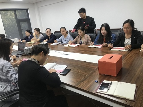 分发选票.jpg 分发选票.jpg