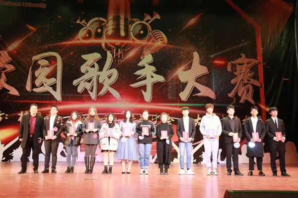 领导嘉宾为获奖选手颁奖并合影留念.jpg 领导嘉宾为获奖选手颁奖并合影留念.jpg