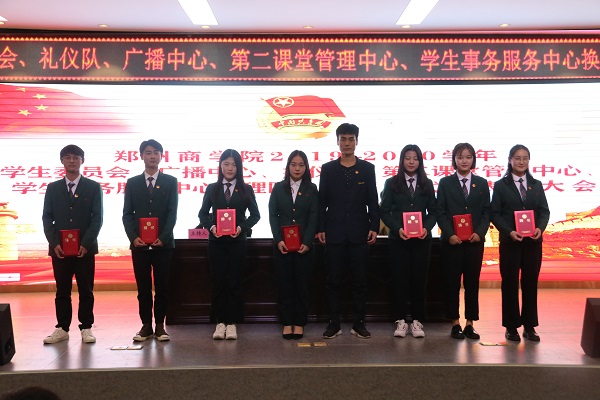 第二课堂管理中心主席肖浩为第二课堂管理中心学生干部颁发聘书.JPG 第二课堂管理中心主席肖浩为第二课堂管理中心学生干部颁发聘书.JPG