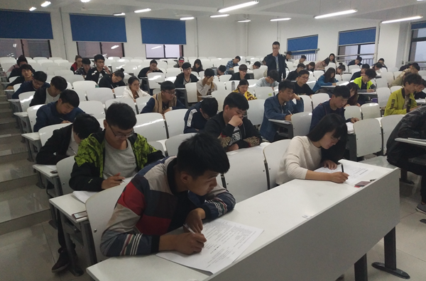 党课结业考试现场