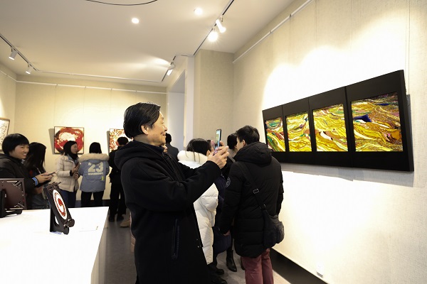 师生看展2.jpg