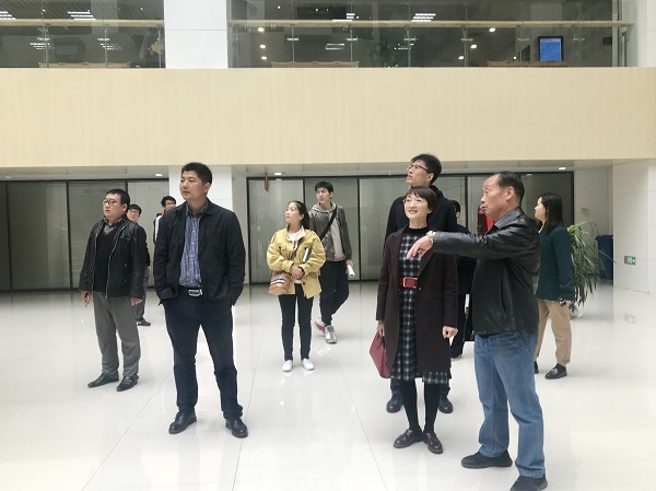 参观图书馆.jpg 参观图书馆.jpg